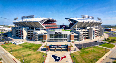 美国休斯顿NRG体育场，位于德克萨斯州，拥有可开合屋顶，是NFL德州人队的主场