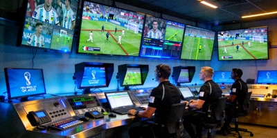 2026世界杯VAR视频助理裁判系统操作室与多屏幕画面